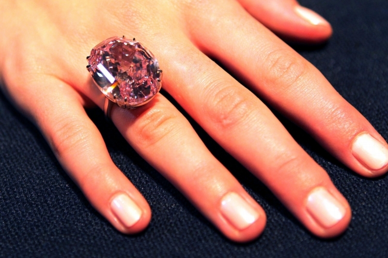 Diamant přezdívaný Růžová hvězda by se mohl prodat za více než šedesát milionů dolarů. Diamant přezdívaný Růžová hvězda by se mohl prodat za více než šedesát milionů dolarů.
