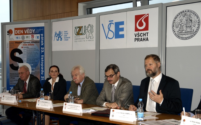 Konference rektorů promýšlí společný postup. Vpravo předseda, šéf Karlovy univerzity Václav Hampl (archivní foto).