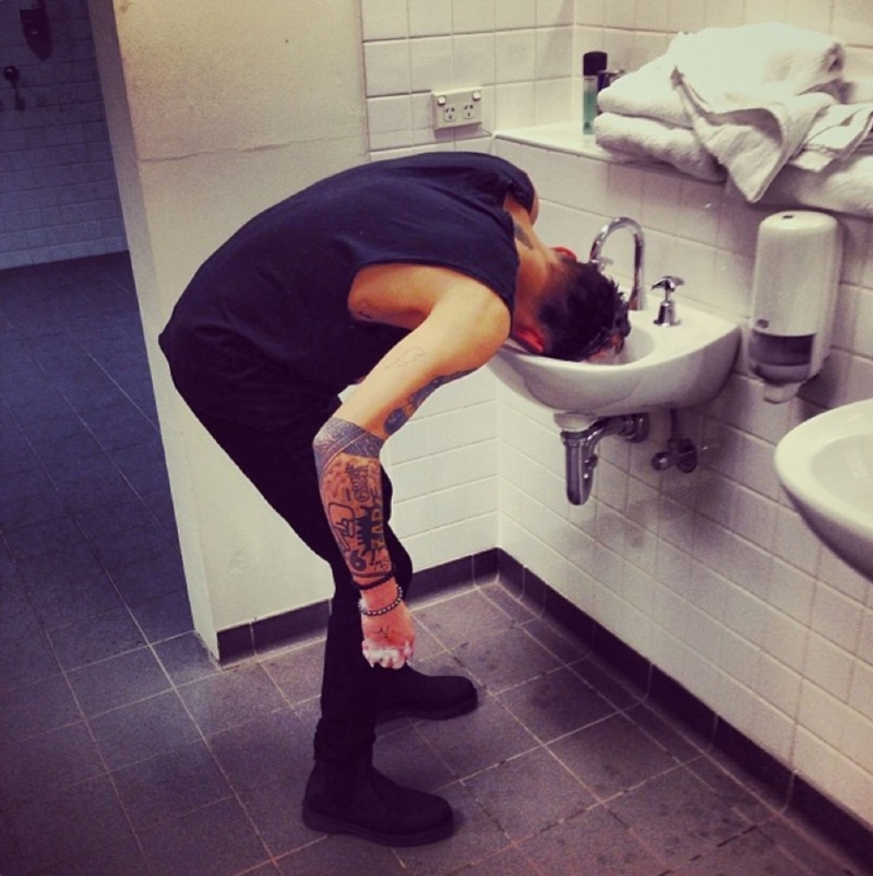 Kadeřník? Na co! Zayn si klidně umyje vlasy i v umyvadle.