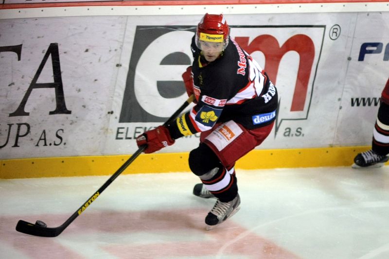 Jaroslav Kudrna z Hradce těsně před tím, než poslal puk z útočného pásma přes celé hřiště do vlastní branky.