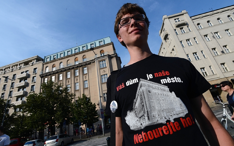 Za záchranu nyní demolované budovy demonstrovalo například hnutí Za starou Prahu. Za záchranu nyní demolované budovy demonstrovalo například hnutí Za starou Prahu.