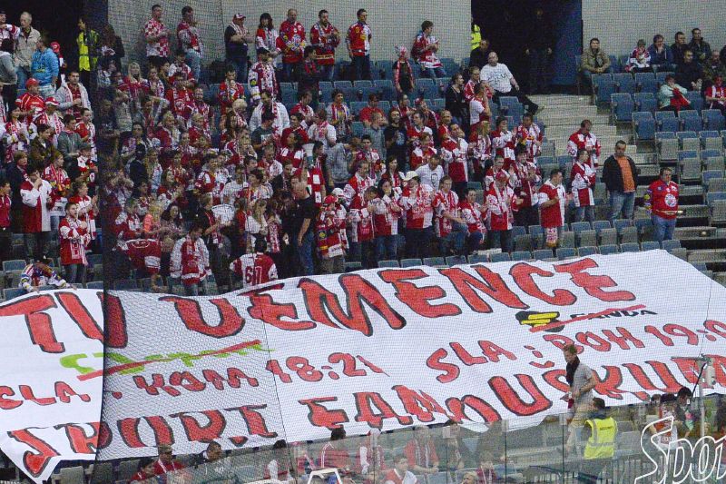 Choreografie hokejových fanoušků Slavie Praha.