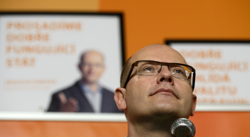 Napnutý Bohuslav Sobotka s lehkým úsměvem sledoval průběžné výsledky voleb, které v tu chvíli hrály v jeho prospěch.