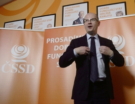Německá média se pozastavují nad nízkým počtem hlasů, které získala sociální demokracie. Na snímku Bohuslav Sobotka její lídr.