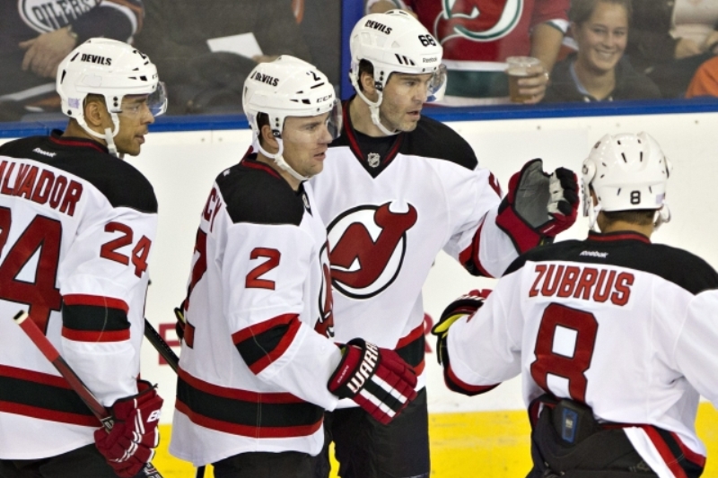 Jaromír Jágr (druhý zleva) a Marek Židlický se radují z vítězného gólu Devils.