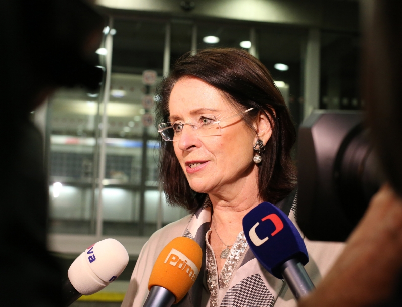 Miroslava Němcová odpovídá novinářům před debatou vítězů sněmovních voleb.