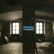 I černobílým designem zůstává Prouza v duchu tradice.