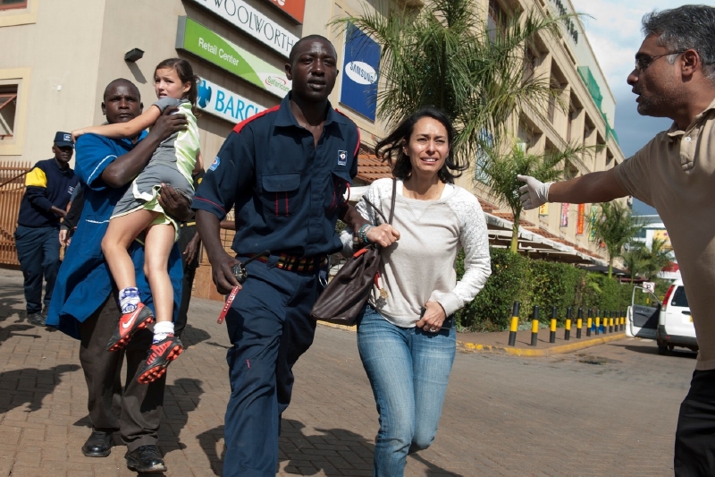 Lidé utíkají z nákupního centra Wesgate Mall v Nairobi, které v září 2013 přeadli islámští teroristé. Lidé utíkají z nákupního centra Wesgate Mall v Nairobi, které v září 2013 přeadli islámští teroristé.