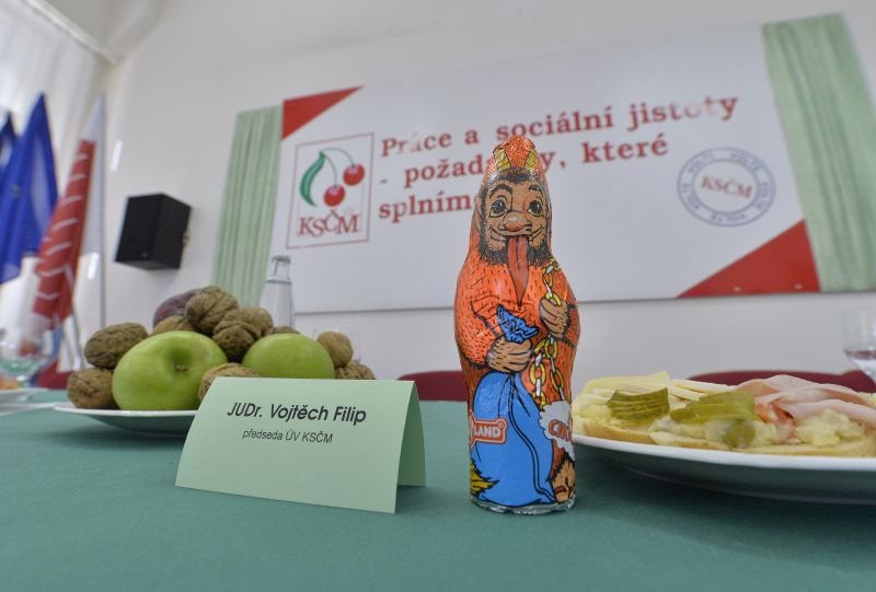 Figurka čokoládového čerta komunistům nepomohla.
