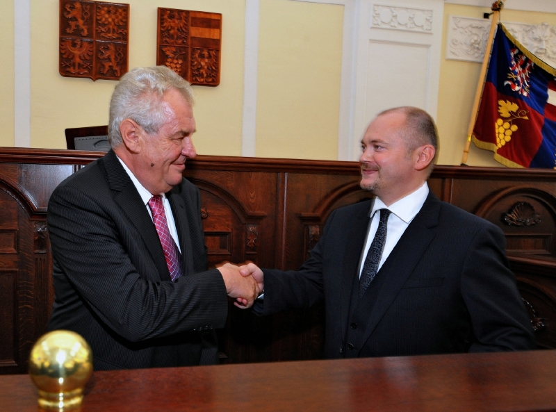 Prezident Miloš Zeman a místopředseda ČSSD Michal Hašek (ilustrační foto). Prezident Miloš Zeman a místopředseda ČSSD Michal Hašek (ilustrační foto).