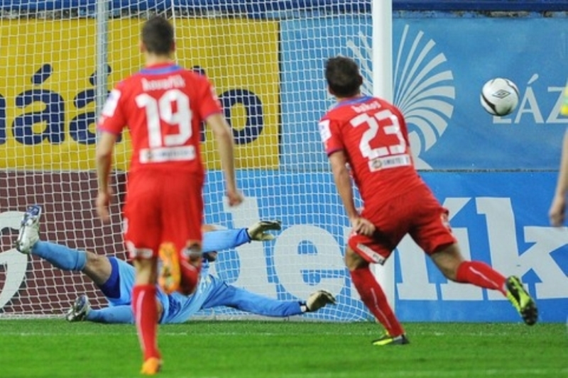 Plzeňský útočník Marek Bakoš (vpravo) právě neproměnil penaltu proti Teplicím.