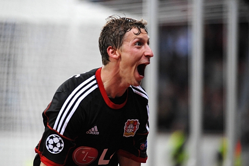 Stefan Kiessling vstřelil gól Leverkusenu do branky dírou v boční síti.