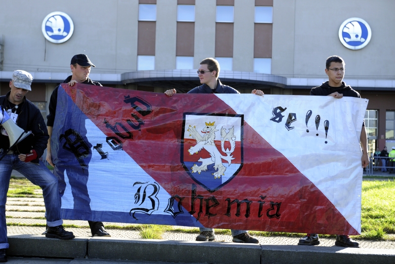 Radikálové protestovali v plzeňské částí Bory proti menšinám a multikulturní společnosti. Radikálové protestovali v plzeňské částí Bory proti menšinám a multikulturní společnosti.