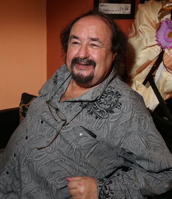 Bavič Petr Novotný na nedávné oslavě 70. narozenin Václava Neckáře.