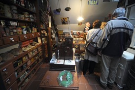 Z expozice přibližující historii nakupování v Česku.