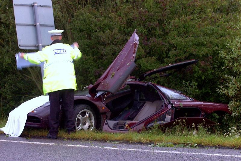 Takhle dopadl po smyku hercův McLaren F1 z roku 1997. 