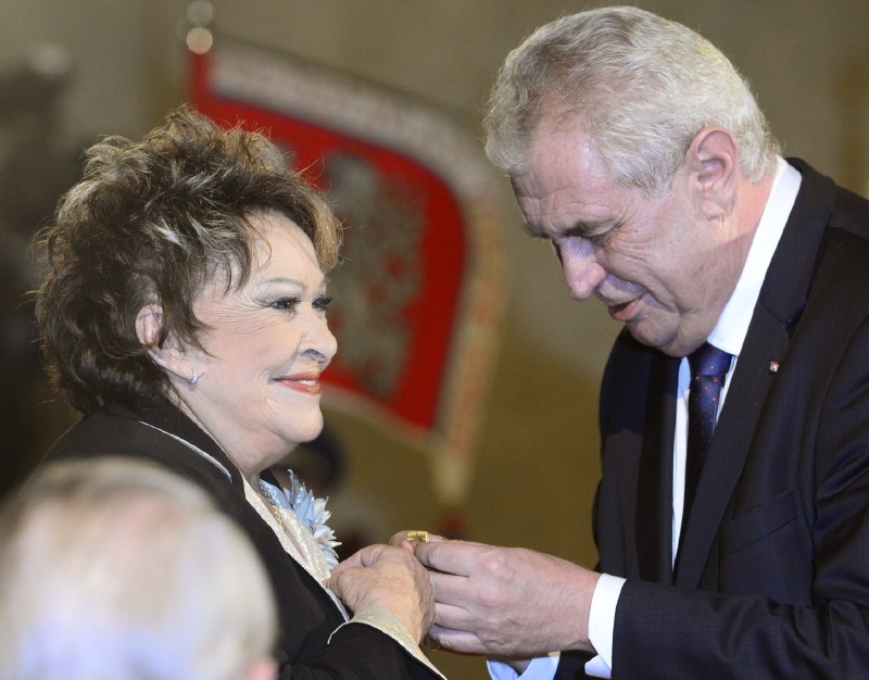Medaili Za zásluhy udělil prezident Miloš Zeman herečce Jiřině Bohdalové.
