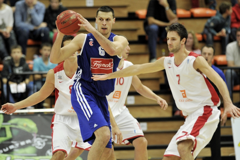 Basketbalisty Nymburka (v bílém) čekají další zápasy ve VTB lize. 