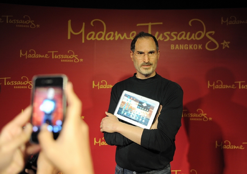 Steve Jobs pochopitelně nesmí chybět i ve své voskové verzi. Steve Jobs pochopitelně nesmí chybět i ve své voskové verzi.