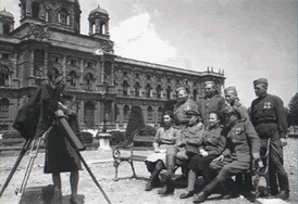 Rudoarmějci se fotografují v centru Vídně.