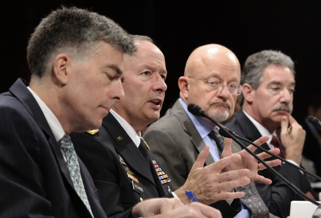 Šéf NSA Keith Alexander (druhý zleva) hovoří před sněmovním výborem. Druhý zprava je  šéf amerických výzvědných služeb James Clapper.