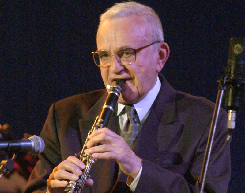 Vedle Semaforu se milovník swingu věnoval dalším aktivitám. V polovině 70. let například založil Swing Band a složil hudbu k řadě známých inscenací i filmů. Vedle Semaforu se milovník swingu věnoval dalším aktivitám. V polovině 70. let například založil Swing Band a složil hudbu k řadě známých inscenací i filmů.