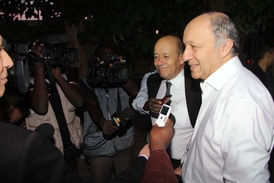 Osvobozené přijeli do Nigeru osobně vyzvednout francouzští ministři obrany a zahraničí Jean-Yves Le Drian (vlevo) a Laurent Fabius.