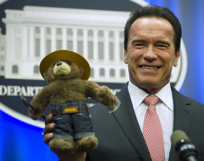 Arnold Schwarzenegger dostal plyšového medvídka na památku.