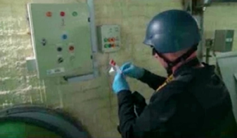 Zahraniční experti v jedné z výroben chemických zbraní v Sýrii.