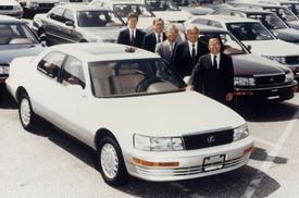 První sériově vyráběný lexus - model LS 400.