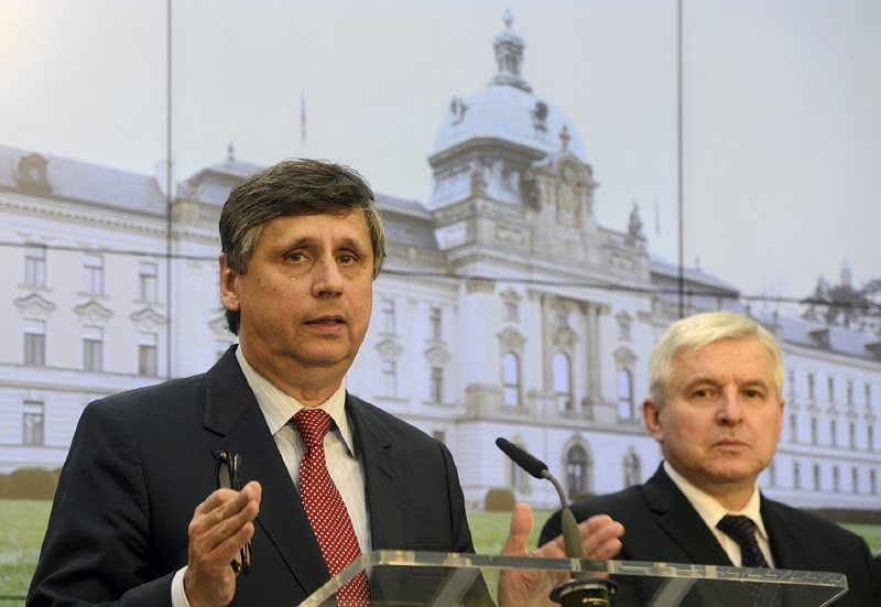 Ministr financí v demisi Jan Fischer (vlevo). Ministr financí v demisi Jan Fischer (vlevo).