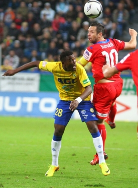Plzeňský Pavel Horváth (v červeném) a Franci Litsingi z Teplic.