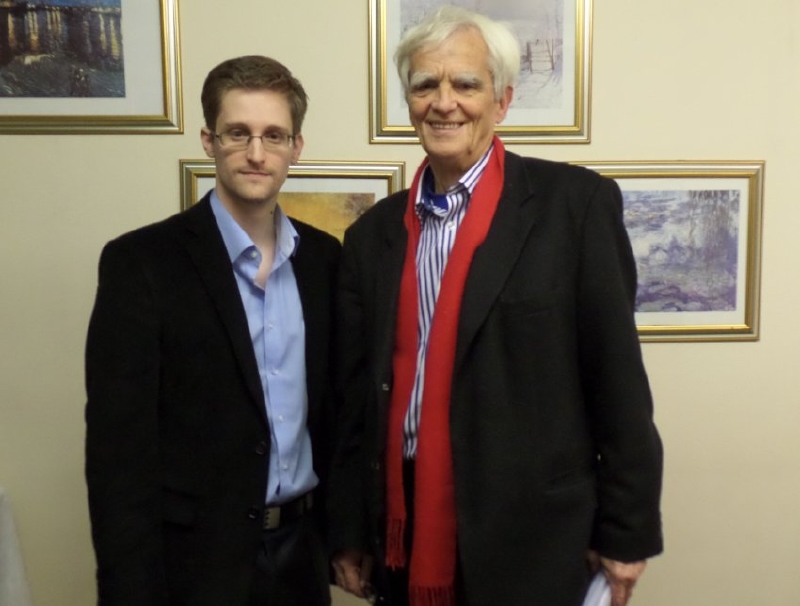 Ströbele a Snowden v Moskvě.