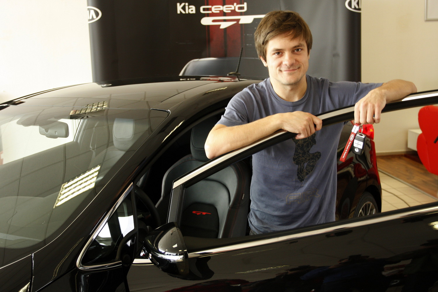 Jiří Mádl v novém automobilu Kia.