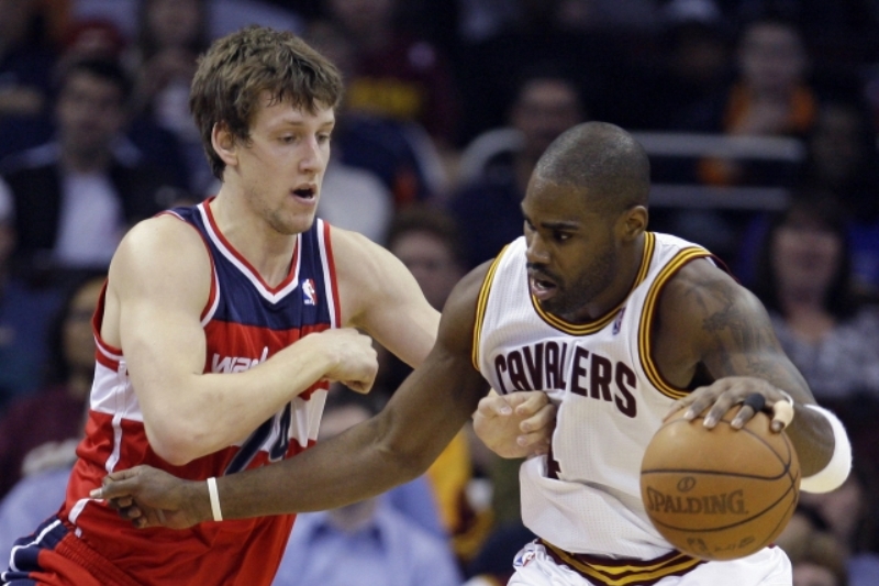 Basketbalista Jan Veselý v dresu Washingtonu Wizards (vlevo).