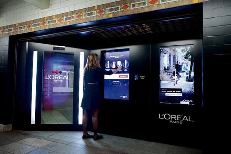 Prodejní kiosky L´Oréal v newyorském metru.