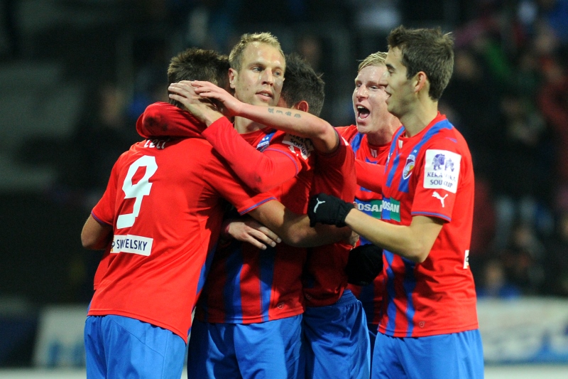 Fotbalisté Viktorie Plzeň se radují z gólu.