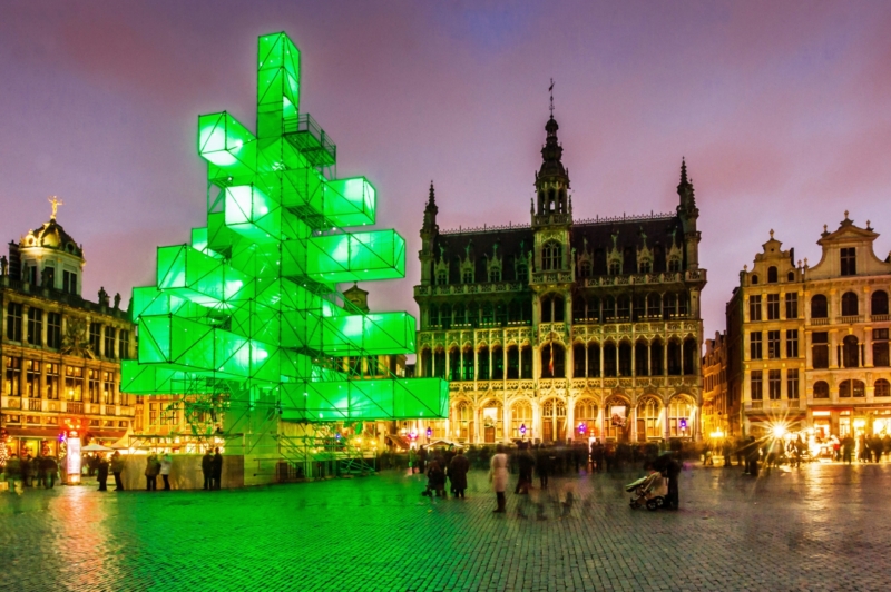 Petici proti kovovému stromku na náměstí Grand-Place podepsalo na 30 tisíc obyvatel. 