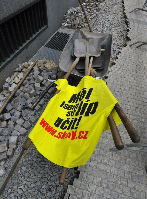 O výši trestu za kontroverzní reklamu s romskými dělníky rozhodne pražský městský soud. O výši trestu za kontroverzní reklamu s romskými dělníky rozhodne pražský městský soud.