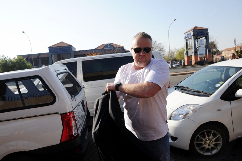 Kolegové uprchlého podnikatele Radovan Krejčíře mají v poslední době smůlu, často je někdo zabije. 