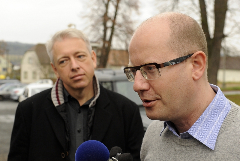 Krajský šéf sociální demokracie za Plzeňský kraj Milan Chovanec (vlevo) a předseda ČSSD Bohuslav Sobotka.