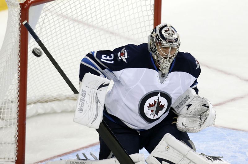 Ondřej Pavelec nedochytal zápas proti Chicagu.