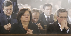Polský prezident Bronislaw Komorowski (vpravo), zcela vlevo přeseda Evropské komise José Barroso.