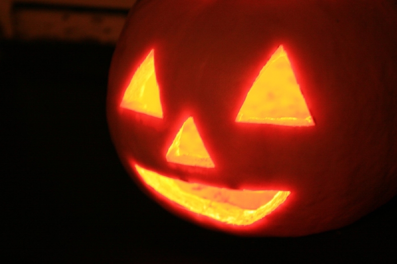 Vtipálek s dýní místo hlavy vyděsil na Halloween kolemjdoucí (ilustrační foto).