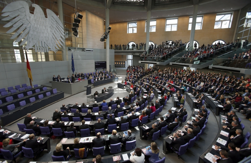  Podle dvou menších stran Spolkového sněmu by také vláda nebo parlament měly Snowdena vyslechnout.