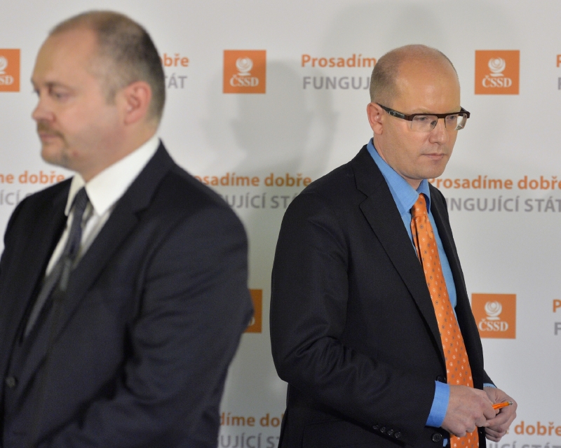 Dvě znesvářené hlavy sociální demokracie zleva: Michal Hašek a Bohuslav Sobotka.