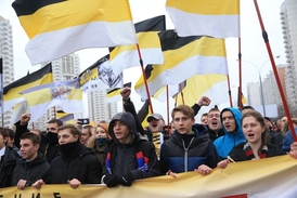 Mladí nacionalisté v ulicích Moskvy.