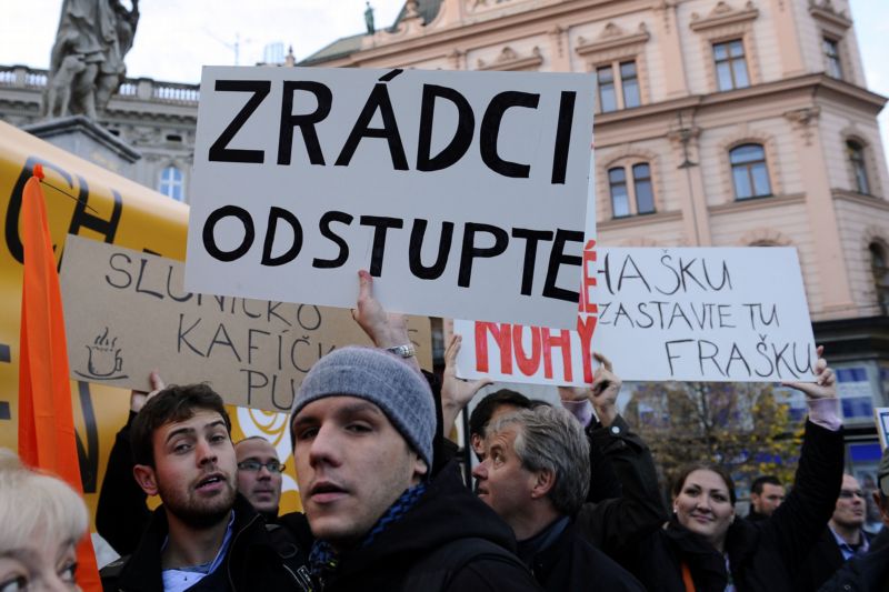 "Pučisté" z ČSSD, ale i obyčejní poslanci čelí obrovskému množství emailů a kritiky.