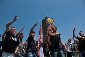 Příslušníci srbské menšiny v Kosovu slaví den svatého Víta.
