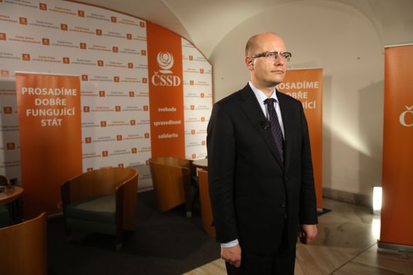 Bohuslav Sobotka při sledování výsledků voleb.